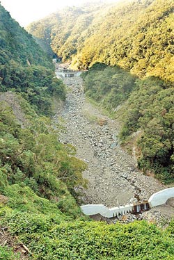 圖為治理石門水庫所興建的蘇樂攔沙壩，經颱風暴雨衝刷已堆滿巨石。（本報資料照片/陳怡誠攝）