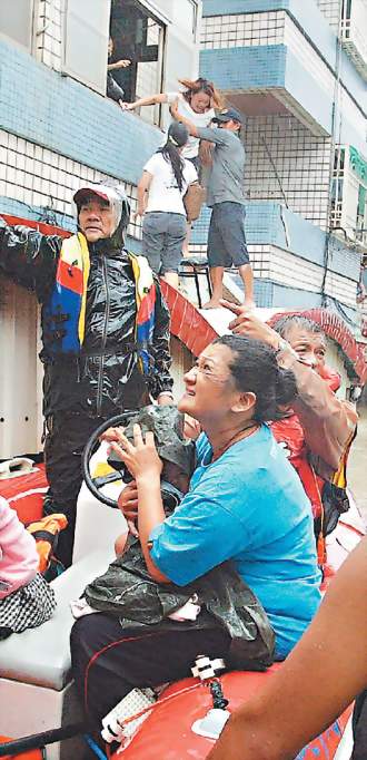 ●中颱「莫拉克」夾帶驚人雨量，使得屏東佳冬一帶海水倒灌，淹水達一層樓高，災情慘重，大批災民昨天紛紛爬出窗外等待救援。記者侯永全／攝影【20090810聯合報】