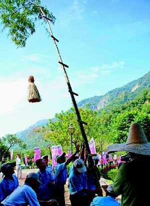 ●每年農曆九月十五小林夜祭，平埔族人立竹做向，接引祖靈。小林村人決定，今年的夜祭，不但要辦，而且要好好地辦。圖／甲仙鄉公所提供