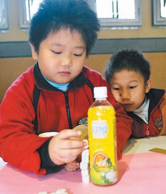 ●董氏基金會昨天發表「含糖飲料的甜蜜陷阱」調查，現場教導小朋友以方糖數量來感覺飲料甜度。記者潘俊宏／攝影
