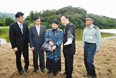 ●作家張曉風（中）昨天在國防部副部長趙世璋、內政部長江宜樺、中研院長翁啟惠、新聞局長江啟臣陪同下，會勘中研院生技園區預定地的二○二兵工廠，吸引大批媒體包圍採訪。記者侯永全／攝影