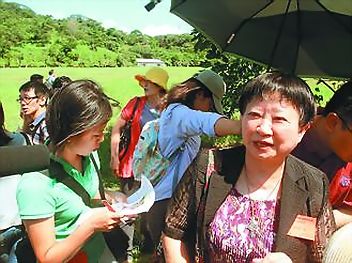 ●20100928環保署進行國家生技園區環評現勘，作家張曉風（右）第三度進入二○二兵工廠。記者曾吉松／攝影