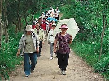 ●陸軍官校的後山鳳凰山，是熱門健行、休憩場所，每逢假日都有大批人潮湧入。聯合報資料照片／記者藍凱誠攝影